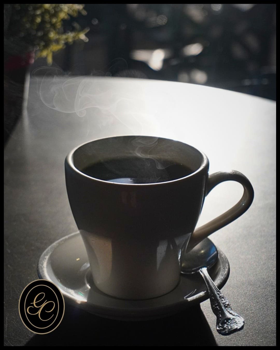 A hot cup of coffee / Une tasse de café chaud