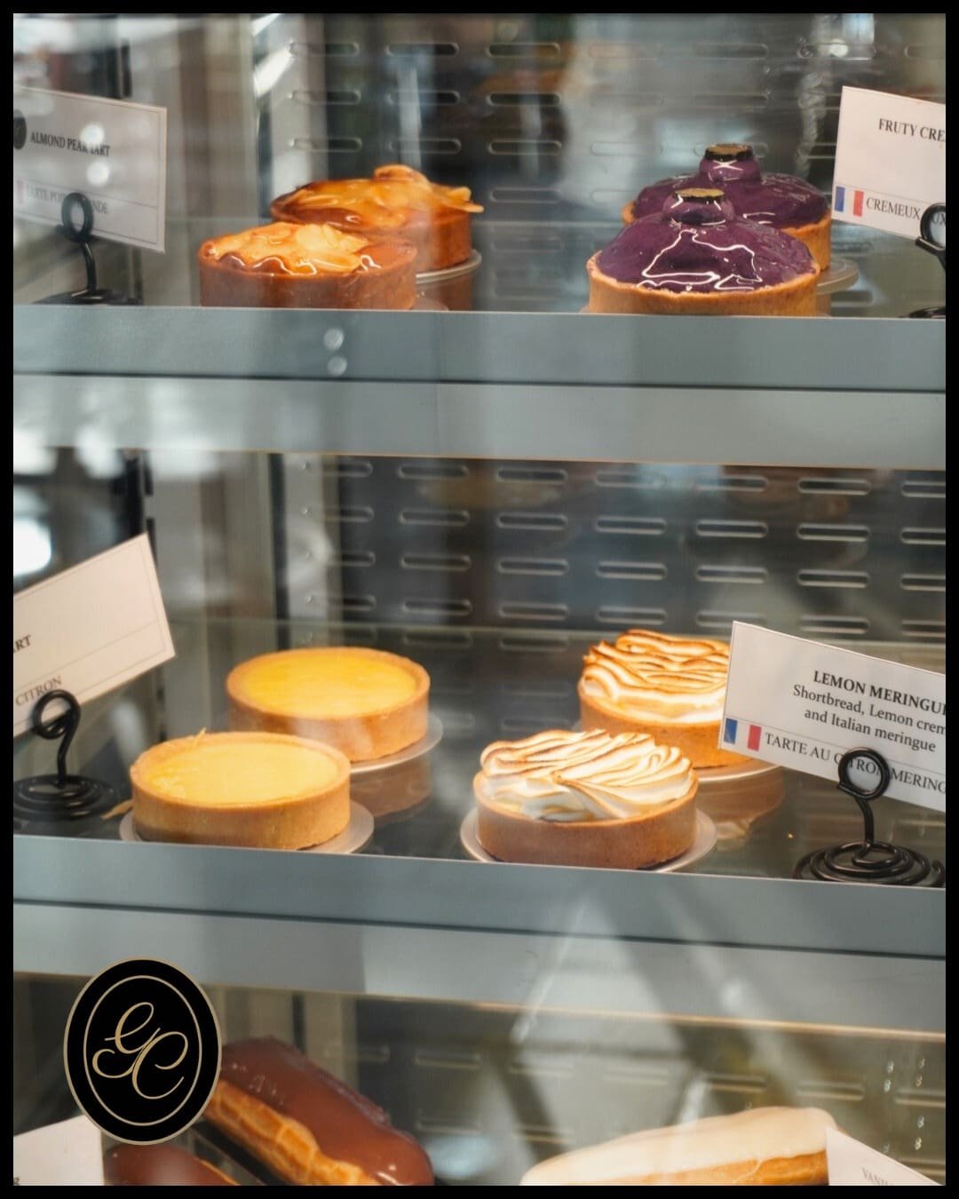 Pastry perfection on display / Pâtisseries en vitrine