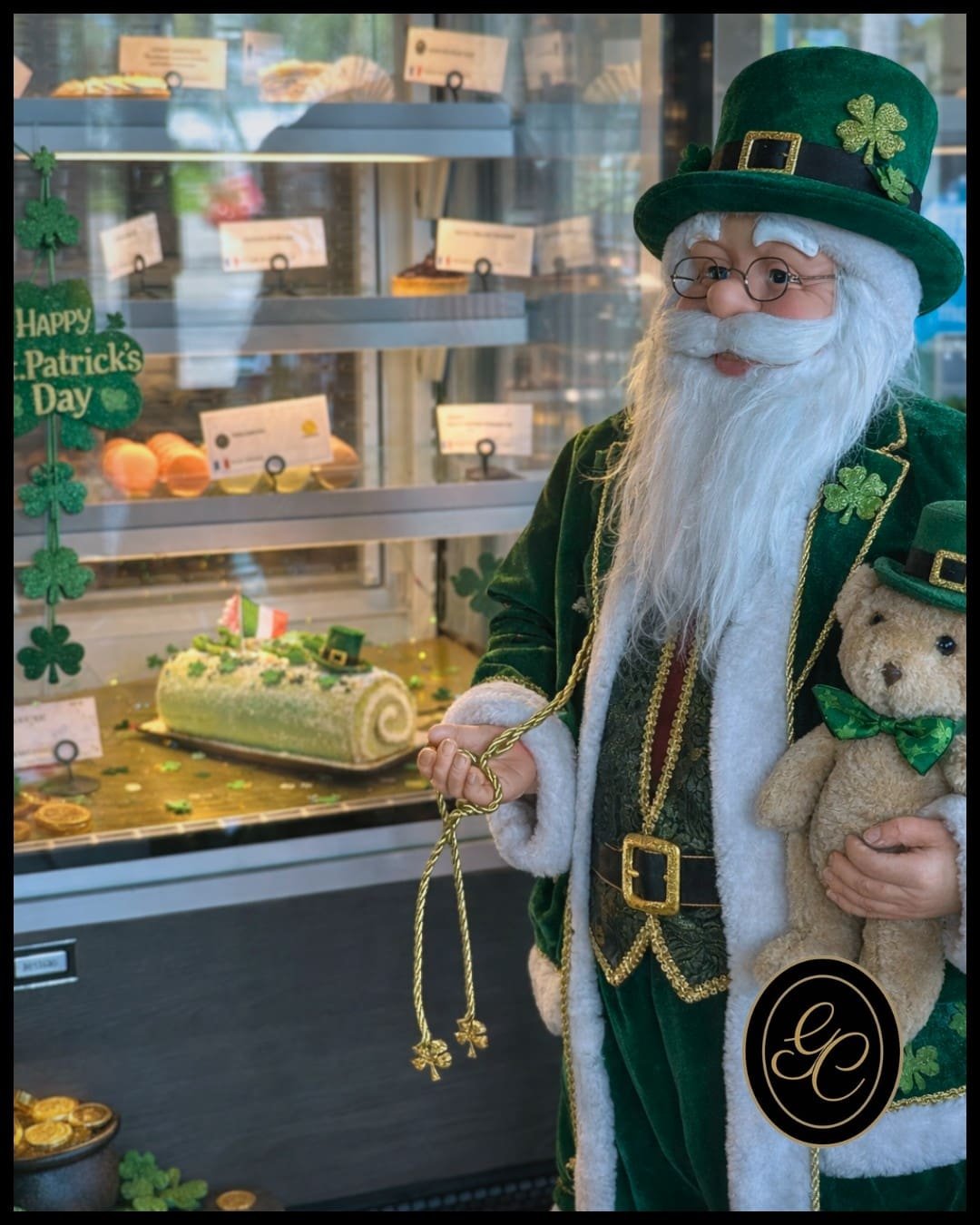 A touch of green at the café / Une touche de vert au café