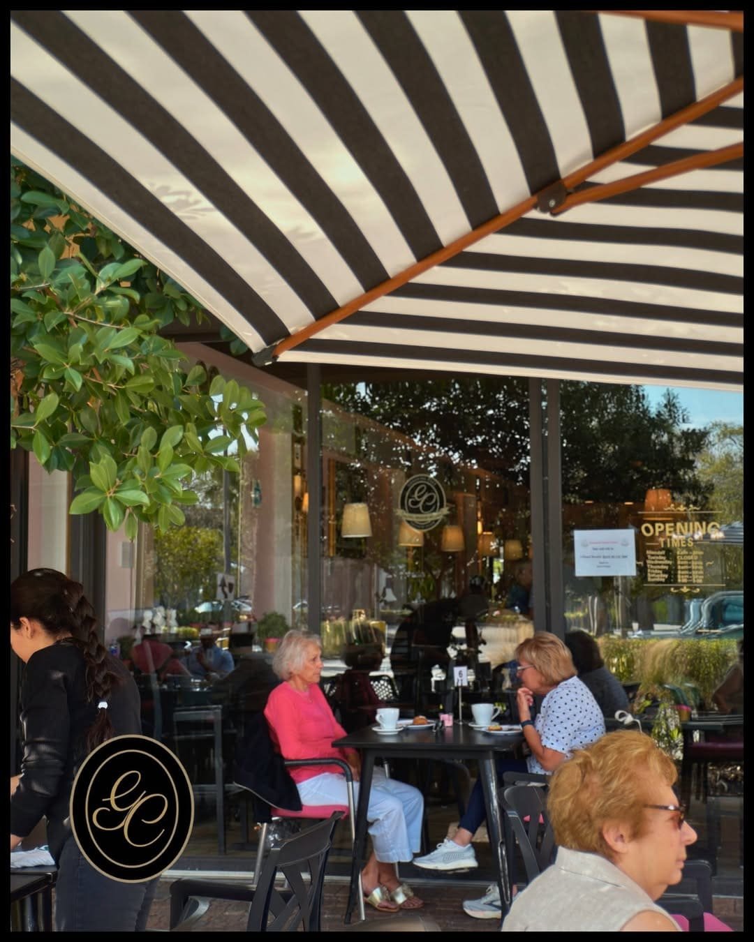 Café moments, the French way. / Moments de café à la française.