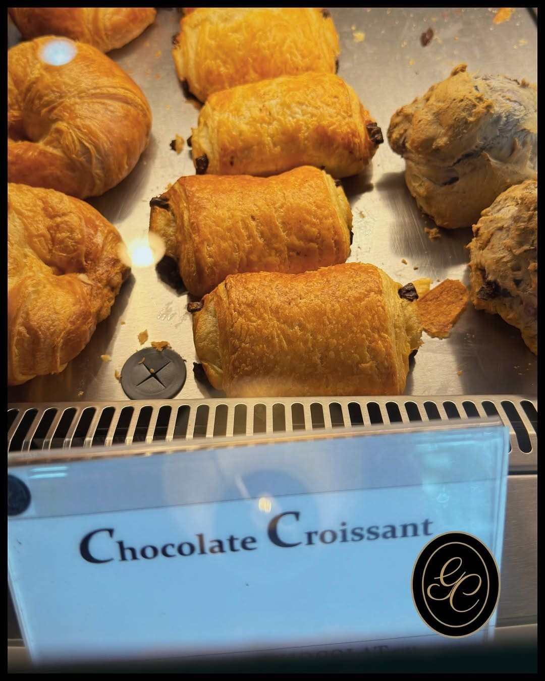 Fresh out of the oven and going fast / Tout juste sortis du four